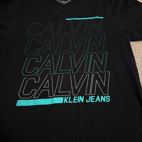 Calvin Klein Logo Graphic Print V-Neck T-Shirt Black  Boy's Large (14/16) - Picture 2 of 4